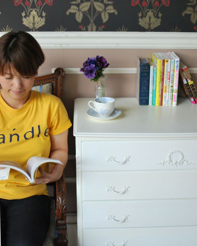 アンティークのチェスト　アンティーク家具　ホワイトカラーのアンティーク家具、ドレッシーなフレンチチェスト（５段）。置いておくだけで可愛いチェストデザインが可愛いチェストはチェストとしてだけじゃなく、ソファ横のサイドテーブルにしてもバッチリ。(m-446-f)