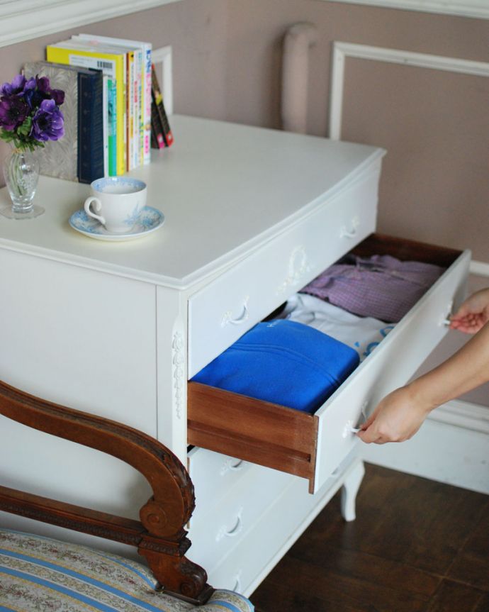 アンティークのチェスト　アンティーク家具　ホワイトカラーのアンティーク家具、ドレッシーなフレンチチェスト（５段）。チェストとして、実用的に使いましょうキレイにお直ししているので、たっぷり収納して使って下さい。(m-446-f)