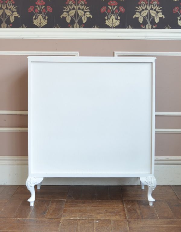 アンティーク家具 ホワイトペイントのフランスアンティーク家具、4段のフレンチチェスト。裏側もキチンと仕上げているので、キレイな状態です。(m-447-f)