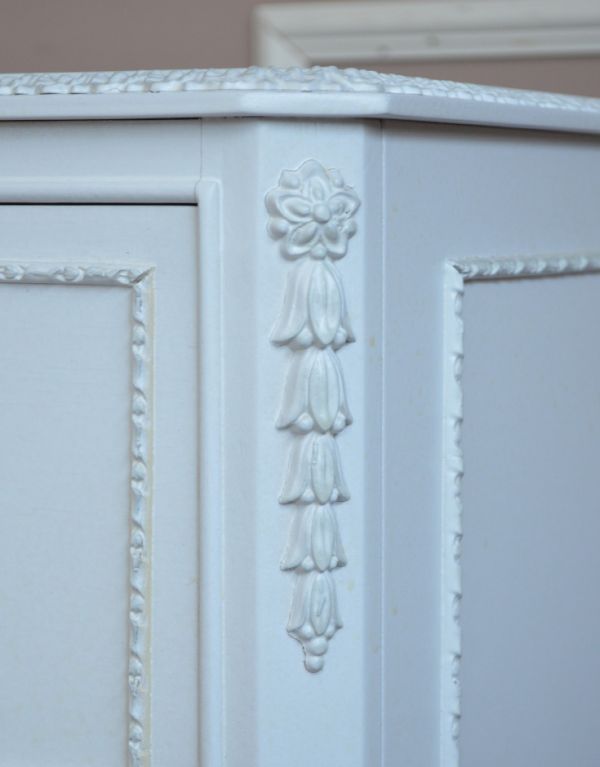 アンティーク家具 ホワイトペイントのフランスアンティーク家具、4段のフレンチチェスト。サイドにも可愛い飾り。(m-447-f)