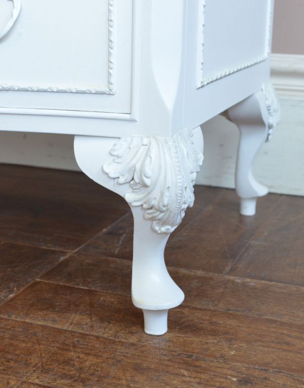 アンティーク家具 ホワイトペイントのフランスアンティーク家具、4段のフレンチチェスト。美しい飾りが入っている脚です。(m-447-f)
