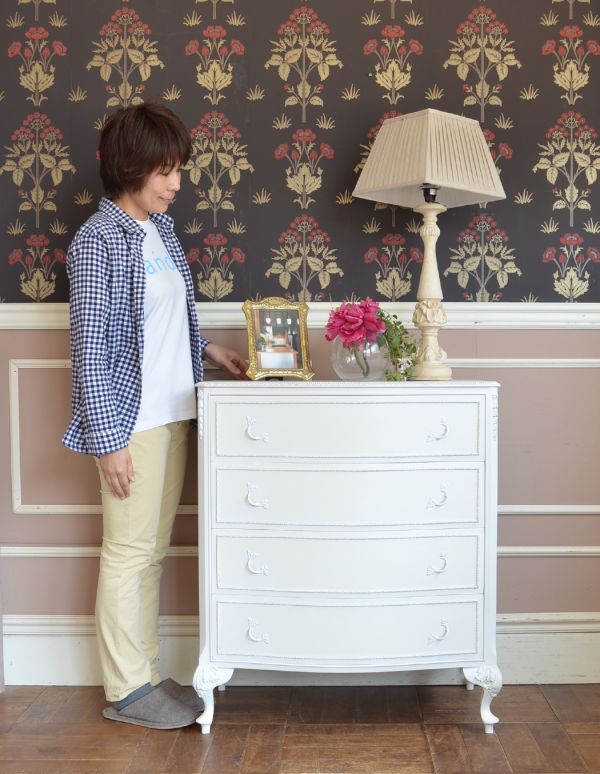 アンティーク家具 ホワイトペイントのフランスアンティーク家具、4段のフレンチチェスト。華があって、ドールハウスにあるような可愛いデザイン。(m-447-f)