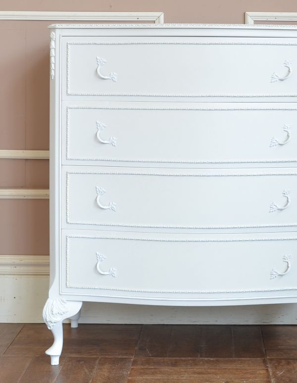 アンティーク家具 ホワイトペイントのフランスアンティーク家具、4段のフレンチチェスト。引き出しが4杯あるので、細々したものを収納できます。(m-447-f)