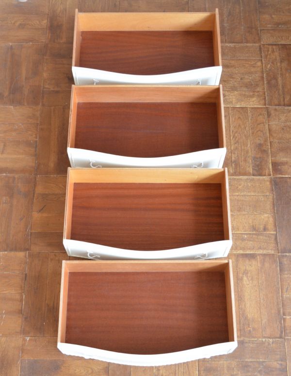 アンティーク家具 ホワイトペイントのフランスアンティーク家具、4段のフレンチチェスト。引き出しは4杯。(m-447-f)