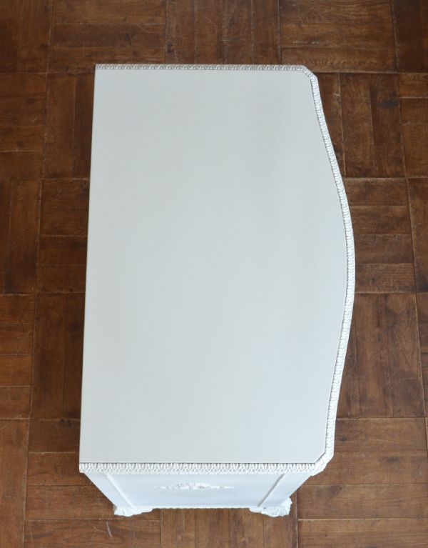 アンティーク家具 ホワイトペイントのフランスアンティーク家具、4段のフレンチチェスト。天板はピカピカです。(m-447-f)