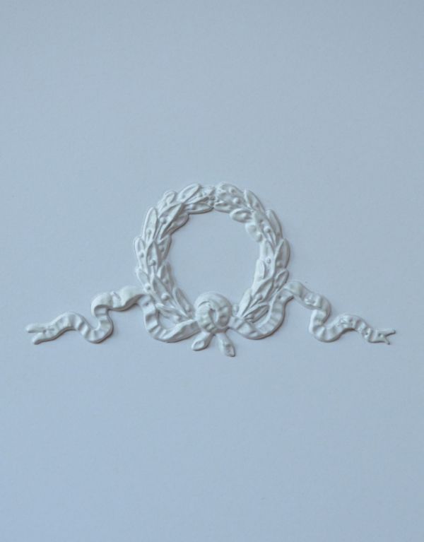 アンティーク家具 ホワイトペイントのフランスアンティーク家具、4段のフレンチチェスト。リボンの可愛い装飾がアクセントになっています。(m-447-f)