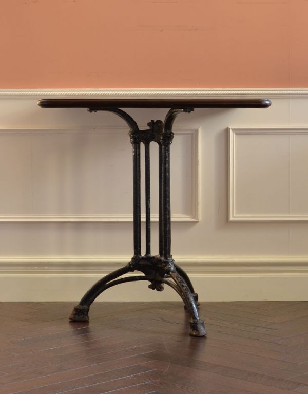 ロイドテーブル　アンティーク家具　フランスのアンティーク家具、アイアンの脚がかっこいいカフェテーブル。安定性があるので、お茶をしたり、花器を飾るのにピッタリ。(m-448-f)
