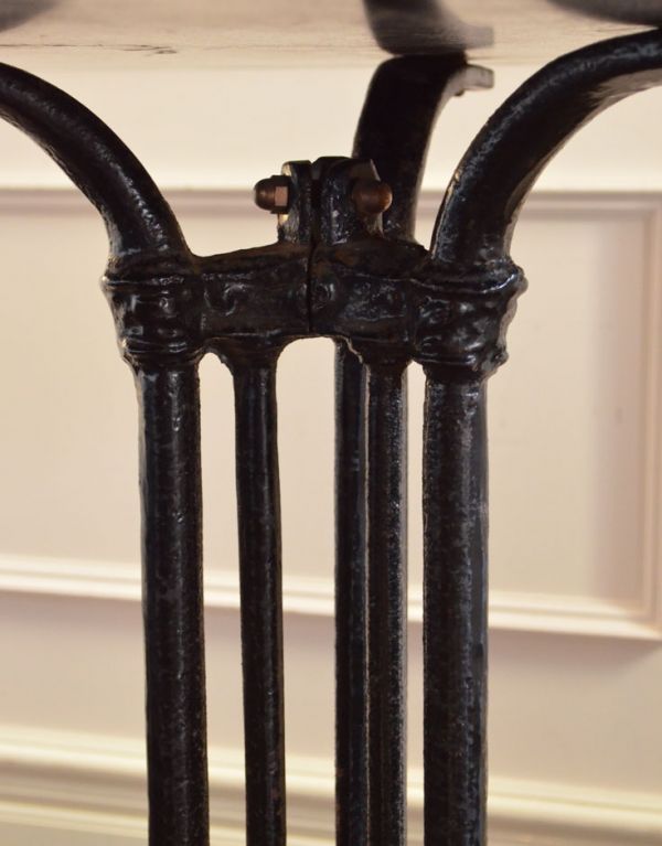 ロイドテーブル　アンティーク家具　フランスのアンティーク家具、アイアンの脚がかっこいいカフェテーブル。さりげない装飾が入ったアイアンの脚です。(m-448-f)