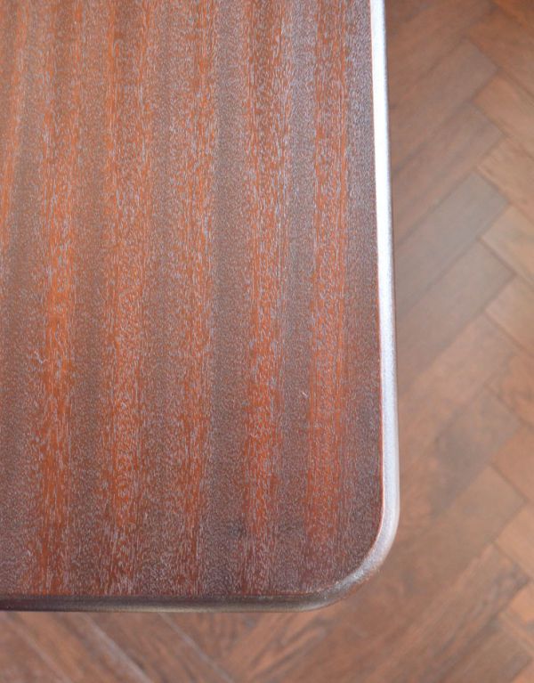 ロイドテーブル　アンティーク家具　フランスのアンティーク家具、アイアンの脚がかっこいいカフェテーブル。角が丸いので小さなお子様にも安心です。(m-448-f)