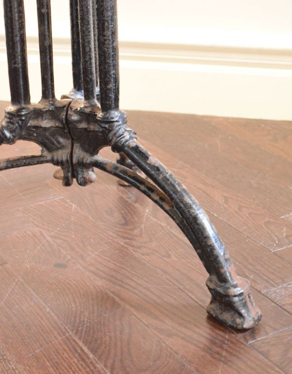 ロイドテーブル　アンティーク家具　フランスのアンティーク家具、アイアンの脚がかっこいいカフェテーブル。アンティークの風合いがたっぷり感じられるテーブルです。(m-448-f)