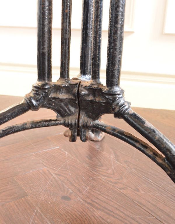 ロイドテーブル　アンティーク家具　フランスのアンティーク家具、アイアンの脚がかっこいいカフェテーブル。専門の職人によってお直ししていますが、アンティークは新品ではありません。(m-448-f)