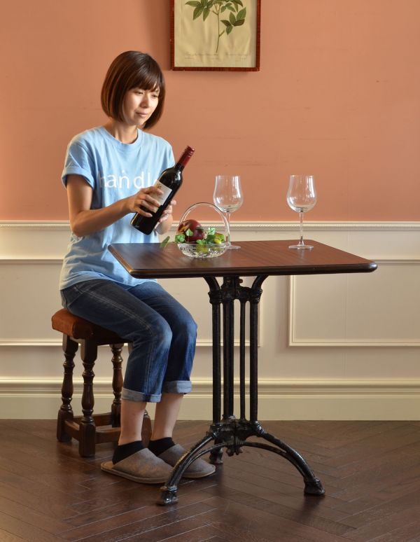 ロイドテーブル　アンティーク家具　フランスのアンティーク家具、アイアンの脚がかっこいいカフェテーブル。どこでも使える便利なカフェテーブル。(m-448-f)