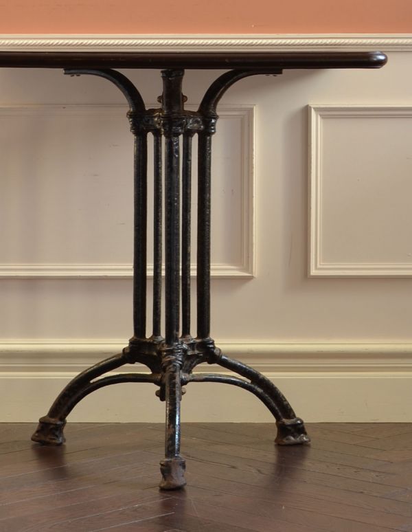 ロイドテーブル　アンティーク家具　フランスのアンティーク家具、アイアンの脚がかっこいいカフェテーブル。お茶やパソコンをするテーブルにピッタリ！使いたいときに使いたいところに持ってこられる気軽さが魅力です。(m-448-f)