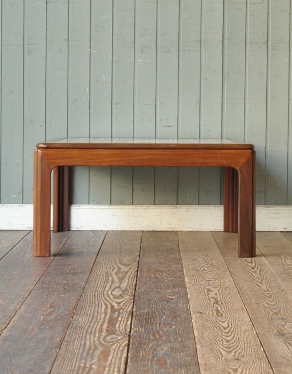 アンティーク家具　北欧スタイルのビンテージ家具、タイルトップのセンターテーブル。サイドもキレイです。(m-449-f)