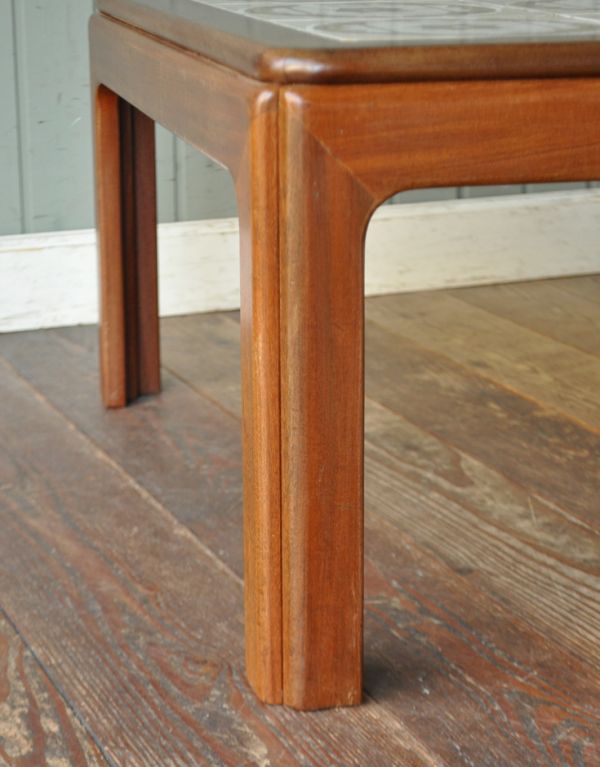 アンティーク家具　北欧スタイルのビンテージ家具、タイルトップのセンターテーブル。キチンとお直ししてありますので、安定感のある脚です。(m-449-f)