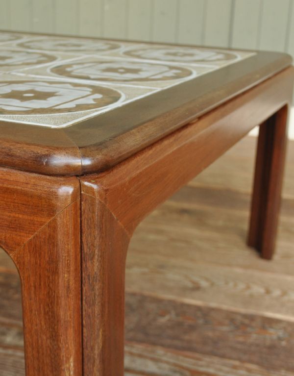 アンティーク家具　北欧スタイルのビンテージ家具、タイルトップのセンターテーブル。角が丸いのでお子さまのいるご家庭にもおススメです。(m-449-f)