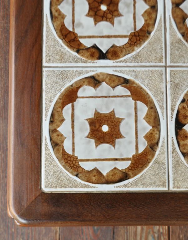 アンティーク家具　北欧スタイルのビンテージ家具、タイルトップのセンターテーブル。大人っぽい抑えた色使い。(m-449-f)