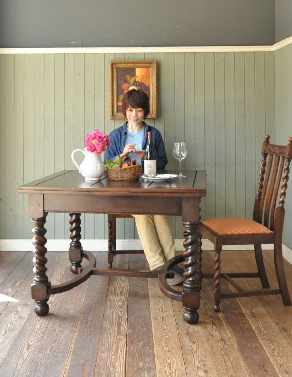 ロイドテーブル　アンティーク家具　イギリスのアンティーク家具、脚がお洒落なドローリーフテーブル（ダイニングテーブル）。閉じるとコンパクトになるのでアパートや一人住まいの方にもオススメ！食事、お茶の時間、パソコンや書き物、すべてこのテーブルでバッチリです。(m-450-f)