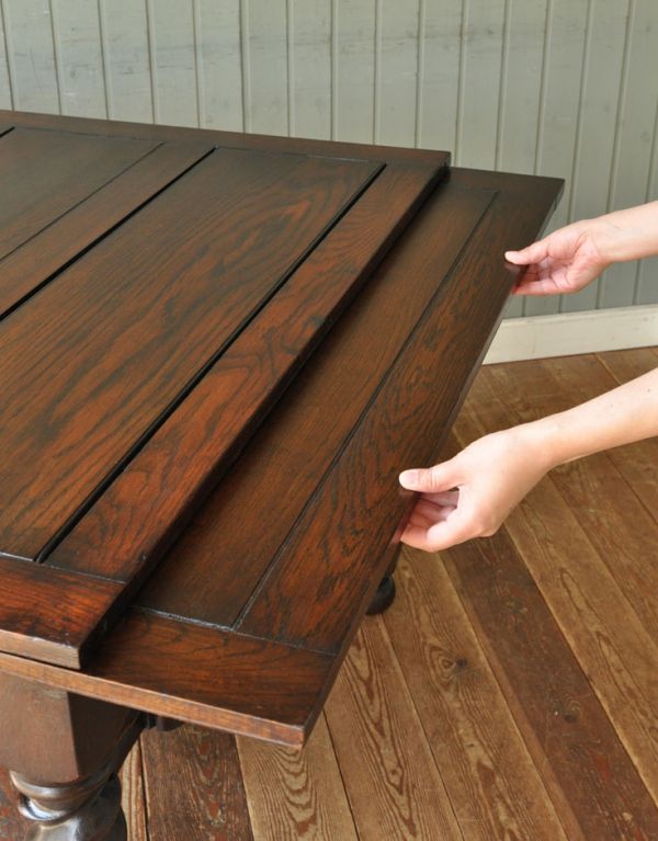 ロイドテーブル　アンティーク家具　イギリスのアンティーク家具、脚がお洒落なドローリーフテーブル（ダイニングテーブル）。天板は引っ張り出すだけであっという間に大きくなります。(m-450-f)