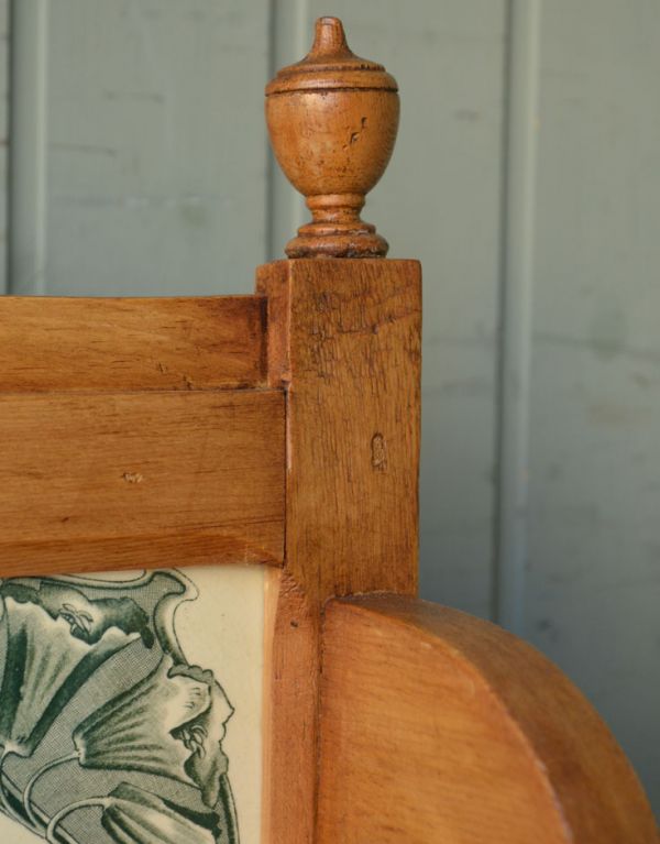 アンティークのキャビネット　アンティーク家具　イギリスのアンティーク家具、ナチュラルなパイン材のウォッシュスタンド（洗面台）。トップには装飾があります。(m-451-f)