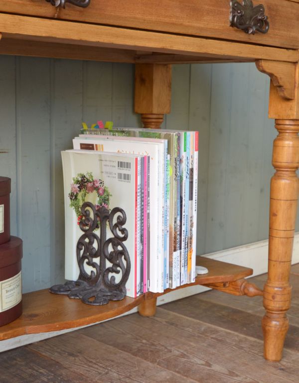 アンティークのキャビネット　アンティーク家具　イギリスのアンティーク家具、ナチュラルなパイン材のウォッシュスタンド（洗面台）。足元に小さな棚が付いています。(m-451-f)