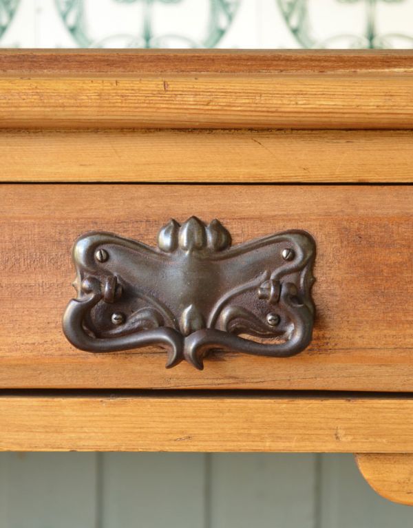 アンティークのキャビネット　アンティーク家具　イギリスのアンティーク家具、ナチュラルなパイン材のウォッシュスタンド（洗面台）。引き出しの取っ手です。(m-451-f)