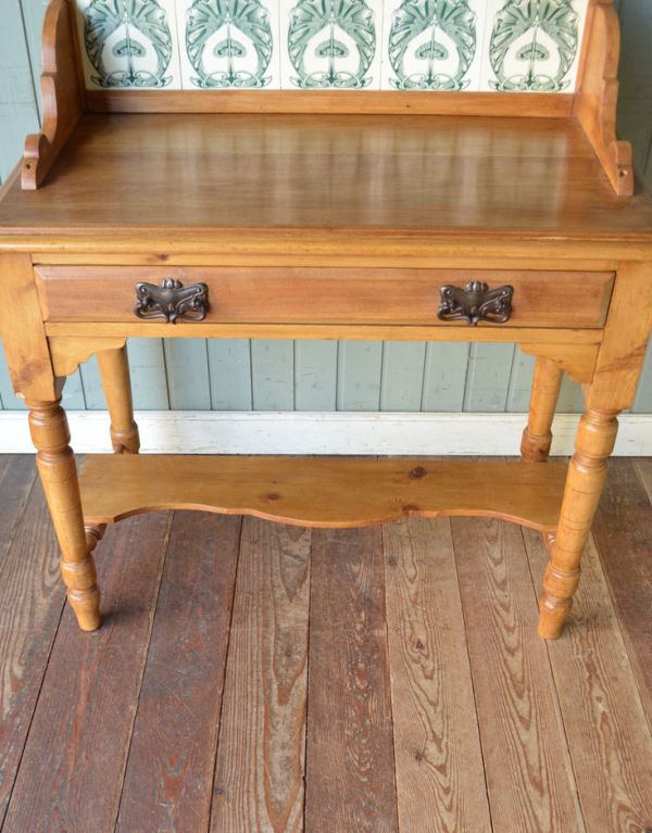 アンティークのキャビネット　アンティーク家具　イギリスのアンティーク家具、ナチュラルなパイン材のウォッシュスタンド（洗面台）。棚板は丸くカッティングされているので、見た目の可愛さだけでなく足が入れやすいです。(m-451-f)