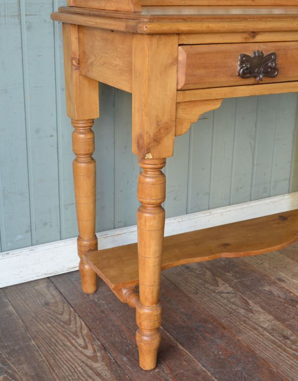 アンティークのキャビネット　アンティーク家具　イギリスのアンティーク家具、ナチュラルなパイン材のウォッシュスタンド（洗面台）。彫が入ったオシャレな脚です。(m-451-f)