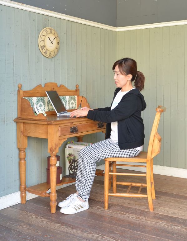 アンティークのキャビネット　アンティーク家具　イギリスのアンティーク家具、ナチュラルなパイン材のウォッシュスタンド（洗面台）。足が入るのでデスクとしてリビングなどで実用的にお使いいただけます。(m-451-f)