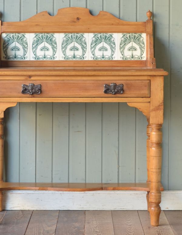 アンティークのキャビネット　アンティーク家具　イギリスのアンティーク家具、ナチュラルなパイン材のウォッシュスタンド（洗面台）。正面にアンティークのタイルが貼ってあります。(m-451-f)