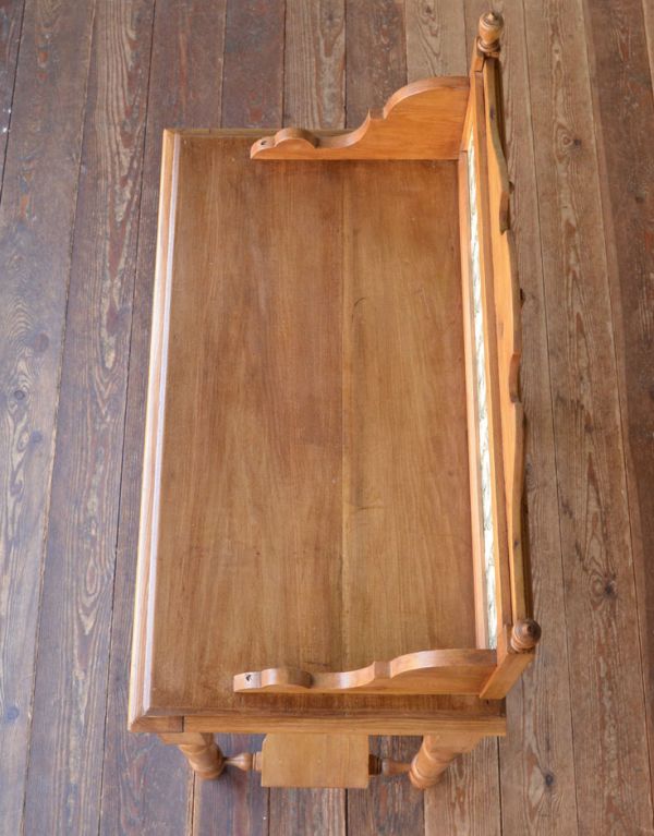 アンティークのキャビネット　アンティーク家具　イギリスのアンティーク家具、ナチュラルなパイン材のウォッシュスタンド（洗面台）。天板もきちんと修復したので、キッチンで使うのはもちろん、リビングの電話台にもおススメです。(m-451-f)