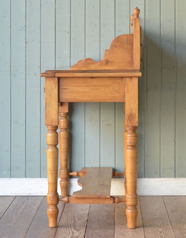 アンティークのキャビネット　アンティーク家具　イギリスのアンティーク家具、ナチュラルなパイン材のウォッシュスタンド（洗面台）。奥行きはそれほどないので、お部屋に圧迫感もなく使いやすいです。(m-451-f)