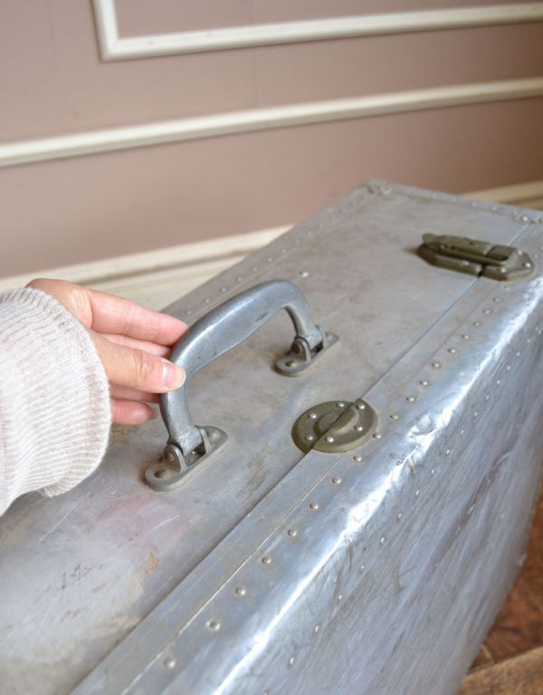 めずらしい家具　アンティーク家具　英国のオシャレなアンティーク雑貨、テーブルにもなるトランク（旅行バッグ）。取っ手がキレイに残っていました。(m-452-f)