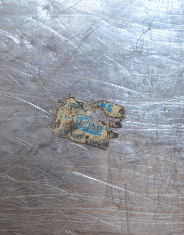 めずらしい家具　アンティーク家具　英国のオシャレなアンティーク雑貨、テーブルにもなるトランク（旅行バッグ）。当時のシールが残っていました。(m-452-f)