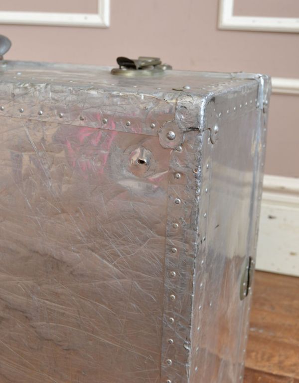 めずらしい家具　アンティーク家具　英国のオシャレなアンティーク雑貨、テーブルにもなるトランク（旅行バッグ）。脚が一ヶ所取れています。(m-452-f)