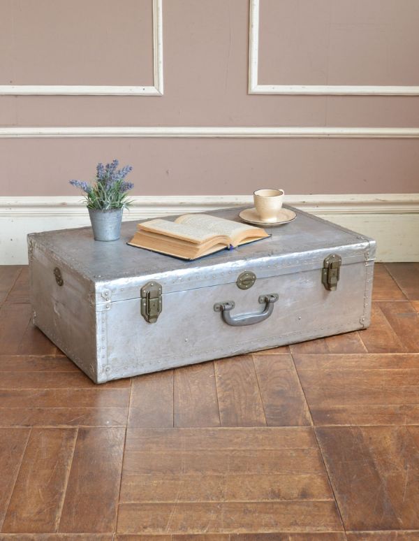 めずらしい家具　アンティーク家具　英国のオシャレなアンティーク雑貨、テーブルにもなるトランク（旅行バッグ）。ソファやイスと合わせれば、コーヒーテーブルとしても使える便利な収納ボックスとして使えます。(m-452-f)