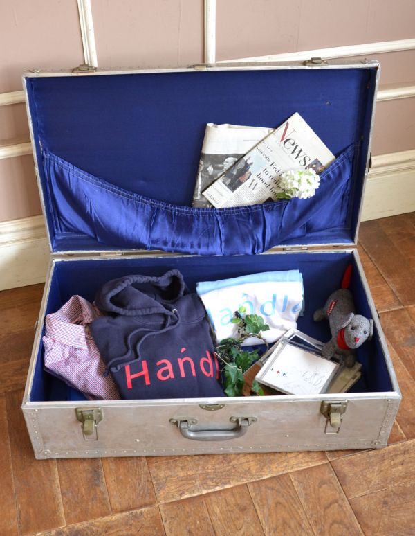 めずらしい家具　アンティーク家具　英国のオシャレなアンティーク雑貨、テーブルにもなるトランク（旅行バッグ）。実用的にタオルや衣類を入れて頂けます。(m-452-f)