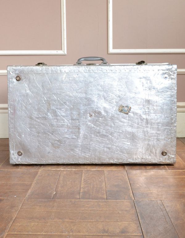 めずらしい家具　アンティーク家具　英国のオシャレなアンティーク雑貨、テーブルにもなるトランク（旅行バッグ）。広くて丈夫な天板になります。(m-452-f)