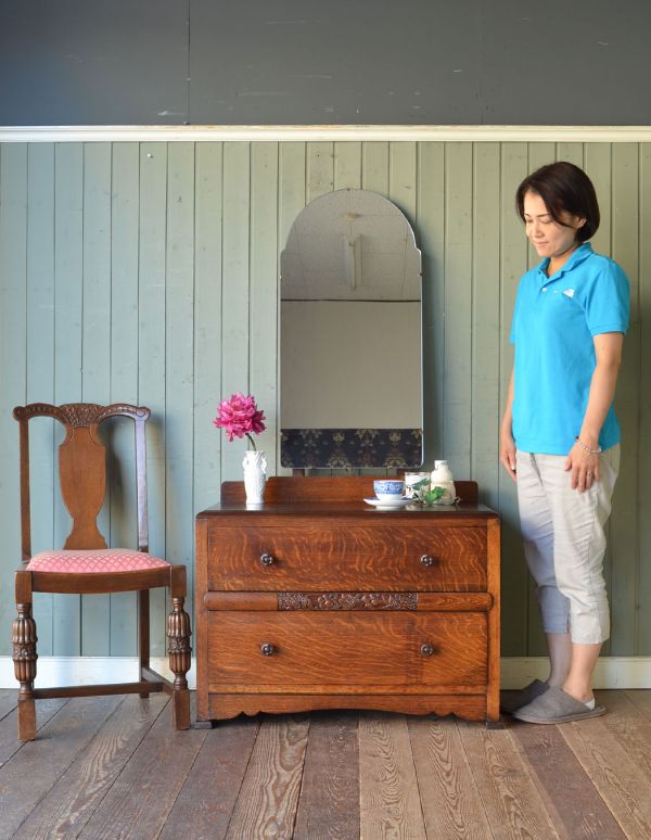 アンティークのドレッサー　アンティーク家具　大きなミラー付き英国のアンティーク家具、便利なドレッシングチェスト。落ち着きと品のあるデザイン。(m-453-f)