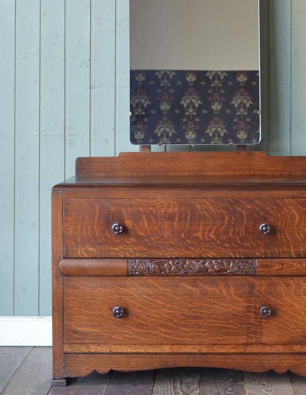 アンティークのドレッサー　アンティーク家具　大きなミラー付き英国のアンティーク家具、便利なドレッシングチェスト。大きな引き出しがあるので、しっかり片づけ！日用品をしまっても、外見が素敵なので絵になるから嬉しい。(m-453-f)