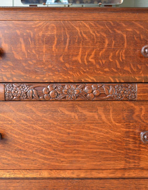 アンティークのドレッサー　アンティーク家具　大きなミラー付き英国のアンティーク家具、便利なドレッシングチェスト。中央に繊細なお花の彫があります。(m-453-f)