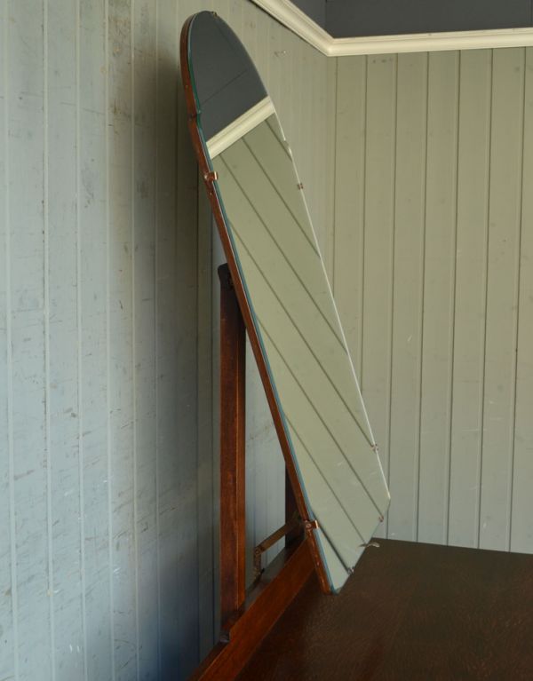 アンティークのドレッサー　アンティーク家具　大きなミラー付き英国のアンティーク家具、便利なドレッシングチェスト。ミラーはここまで傾きます。(m-453-f)