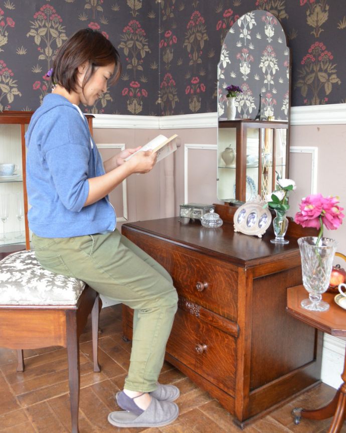 アンティークのドレッサー　アンティーク家具　大きなミラー付き英国のアンティーク家具、便利なドレッシングチェスト。めずらしく低い引き出しが人気のドレッシングチェストアンティーク家具にはかなりめずらしい脚がなく引き出しが低いタイプのドレッシングチェスト。(m-453-f)