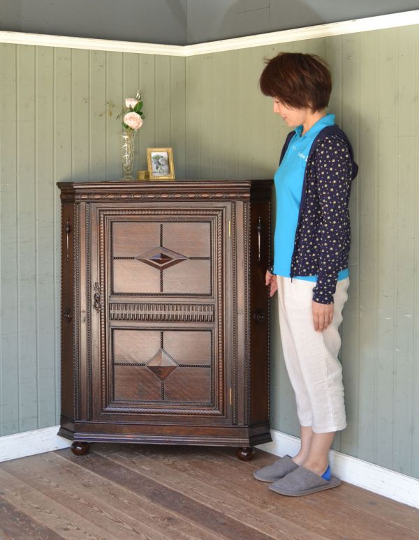 アンティークのキャビネット　アンティーク家具　小ぶりなアンティークの英国家具、彫がたっぷりのコーナーボード。お部屋の角にすっぽり収まる飾り棚！コーナーのオシャレにいかが？（モデルの身長は163cmです）【 全体 】幅92×奥行48×高さ115cm。(m-454-f)