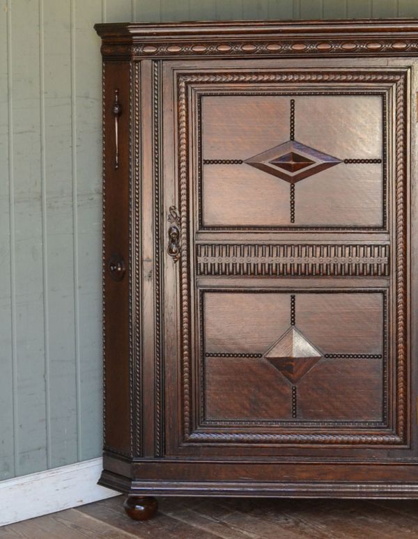 アンティークのキャビネット　アンティーク家具　小ぶりなアンティークの英国家具、彫がたっぷりのコーナーボード。細かい木の装飾に圧倒されます！艶のある木目も美しいです。(m-454-f)