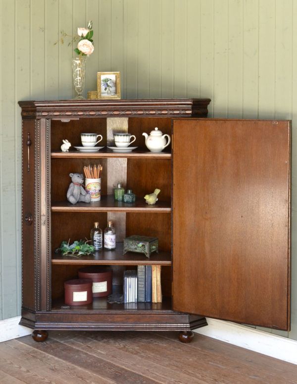 アンティークのキャビネット　アンティーク家具　小ぶりなアンティークの英国家具、彫がたっぷりのコーナーボード。棚も三角形。(m-454-f)