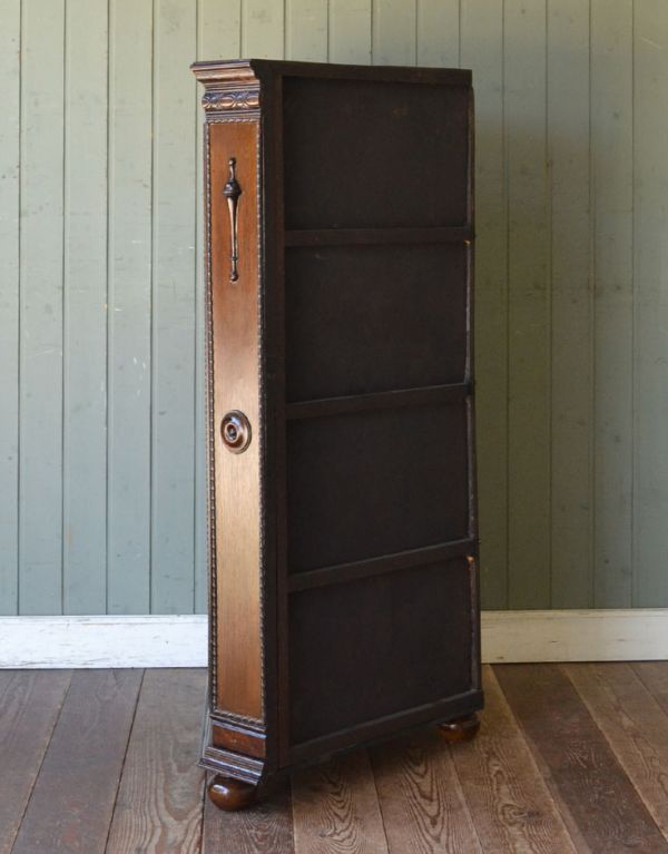 アンティークのキャビネット　アンティーク家具　小ぶりなアンティークの英国家具、彫がたっぷりのコーナーボード。丈夫に作られているので、長くお使いいただけます。(m-454-f)