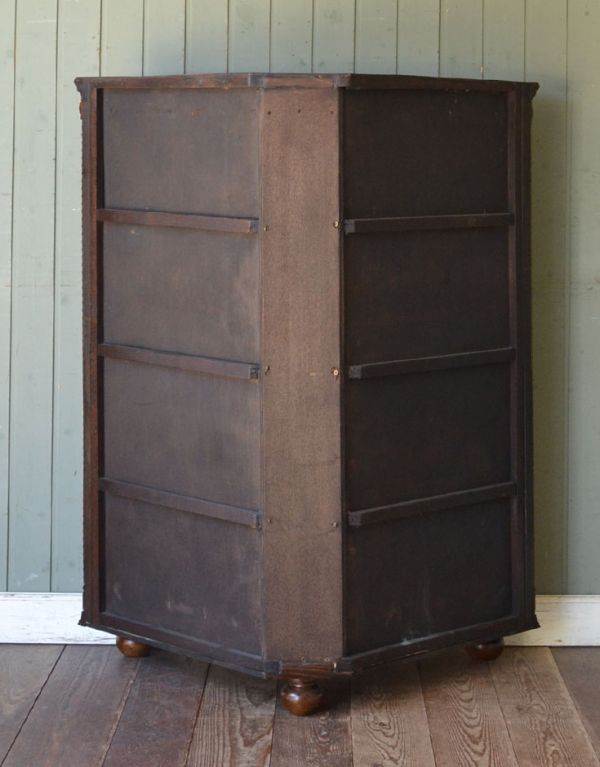 アンティークのキャビネット　アンティーク家具　小ぶりなアンティークの英国家具、彫がたっぷりのコーナーボード。裏側もきちんとメンテナンスしているので、キレイな状態です。(m-454-f)