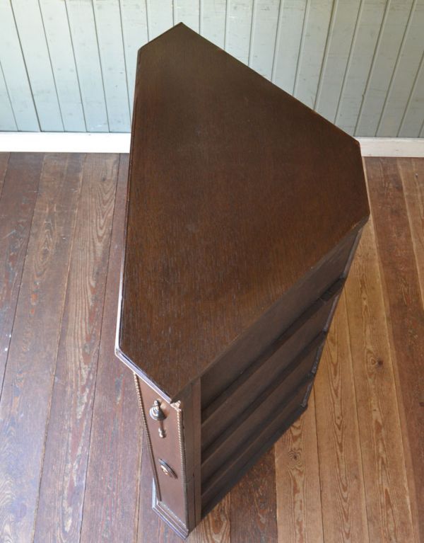 アンティークのキャビネット　アンティーク家具　小ぶりなアンティークの英国家具、彫がたっぷりのコーナーボード。天板の塗装もキレイに仕上げました。(m-454-f)