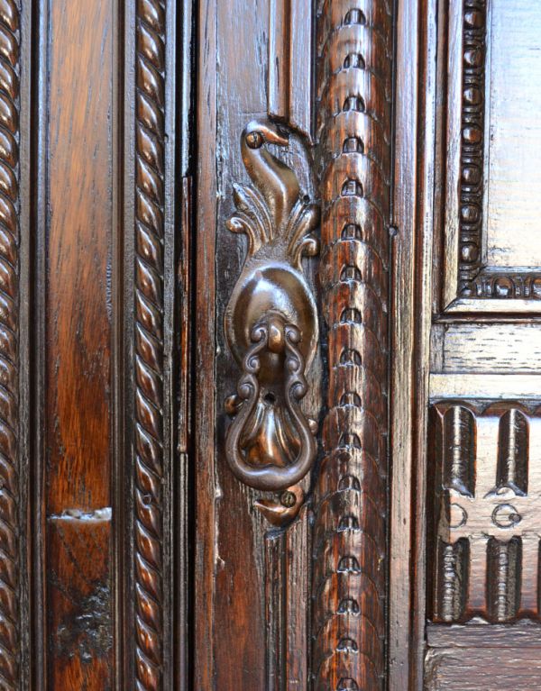 アンティークのキャビネット　アンティーク家具　小ぶりなアンティークの英国家具、彫がたっぷりのコーナーボード。細やかで繊細な装飾がたっぷり。(m-454-f)